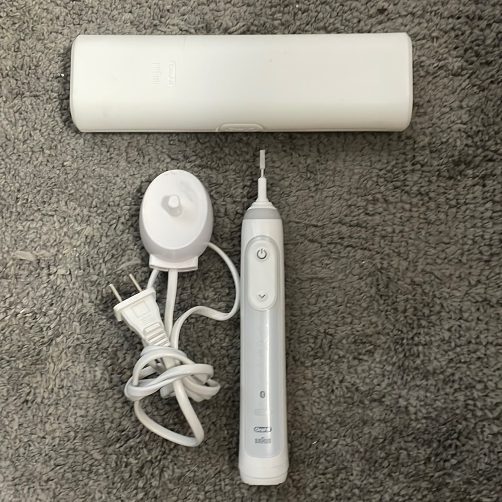 Braun Oral B Blue Tooth/Tooth Brush